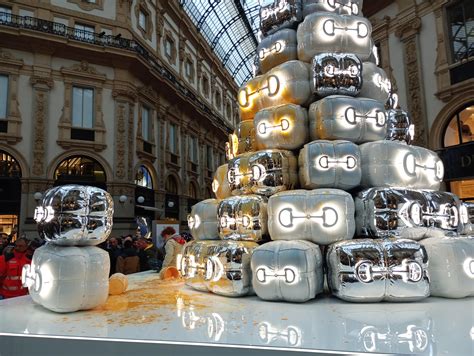 Milano, ecoattivisti imbrattano albero di Gucci in Galleria